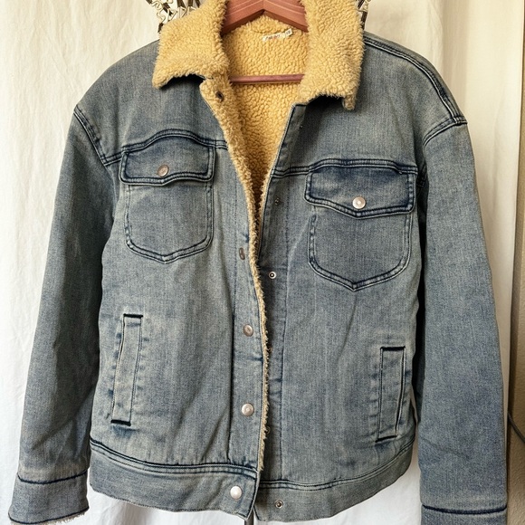 Size small Faherty oversized sherpa lined jean jacket - Picture 2 of 4